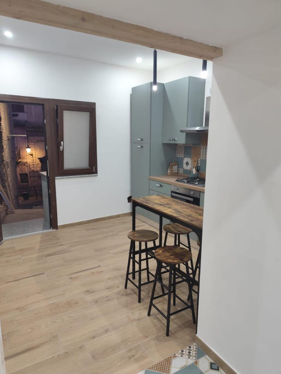 Kitchen or kitchenette, Dining area, oven