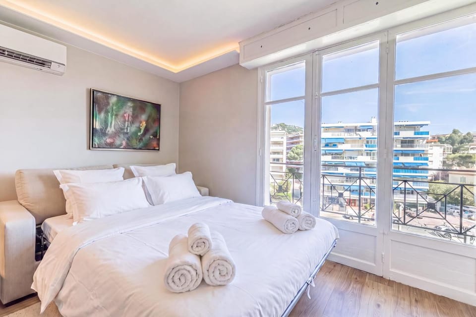 Bed, TV and multimedia, View (from property/room), Photo of the whole room, Bedroom, towels, air conditioner
