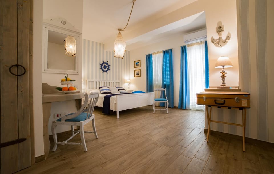 Bed, Living room, Photo of the whole room, Bedroom