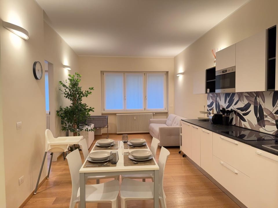 TV and multimedia, Kitchen or kitchenette, Living room, Seating area, Dining area