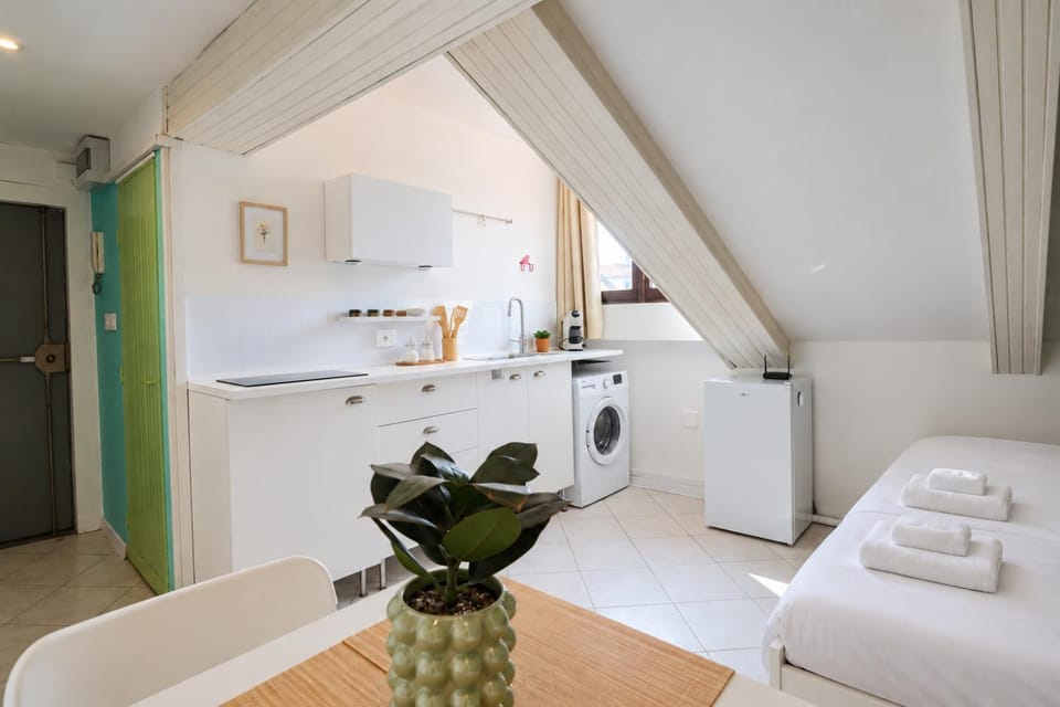 Bed, Kitchen or kitchenette, Photo of the whole room, Seating area, washing machine