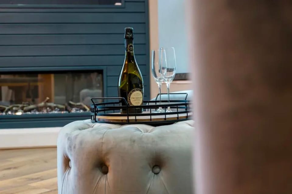 Elegant Windermere Escape Near Lake & Village Apartment in Windermere