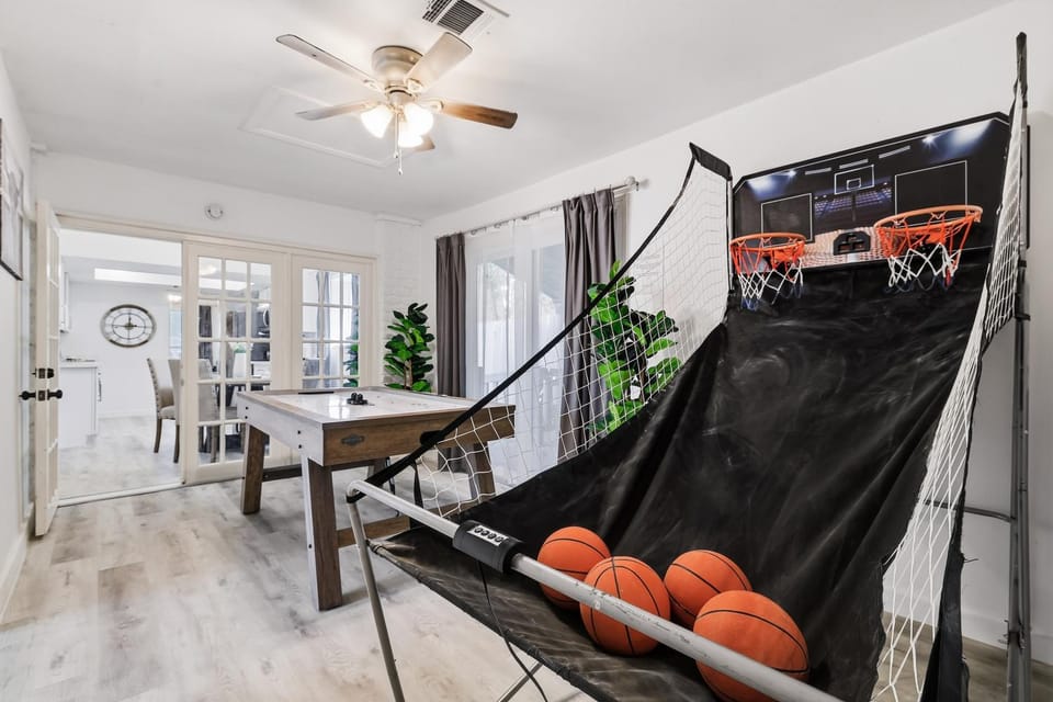 Sea World Hot Tub Swing Set BBQ Game Room 21Guests House in San Antonio
