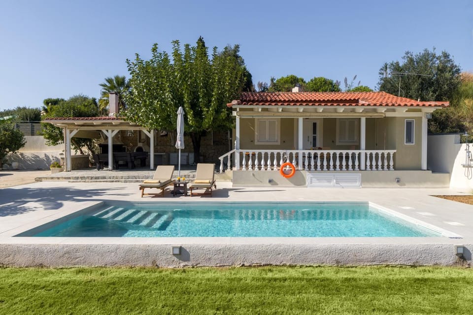 Property building, Patio, Day, Natural landscape, Garden, Garden view, Pool view, Swimming pool, sunbed