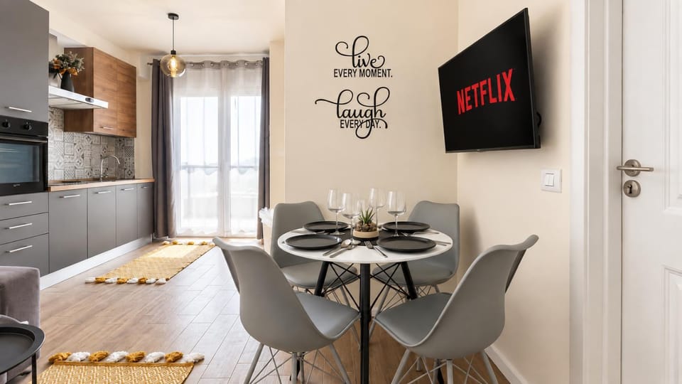 Communal lounge/ TV room, TV and multimedia, Kitchen or kitchenette, Living room, Seating area, Dining area, Evening entertainment