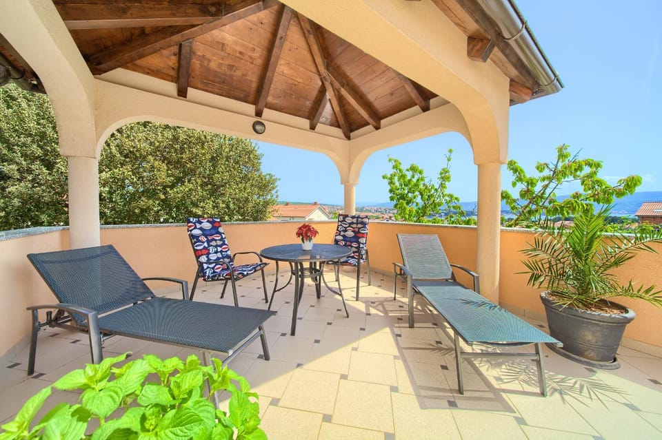 Patio, Spring, Day, Seating area, Dining area, On site, City view, Mountain view, Sea view, sunbed