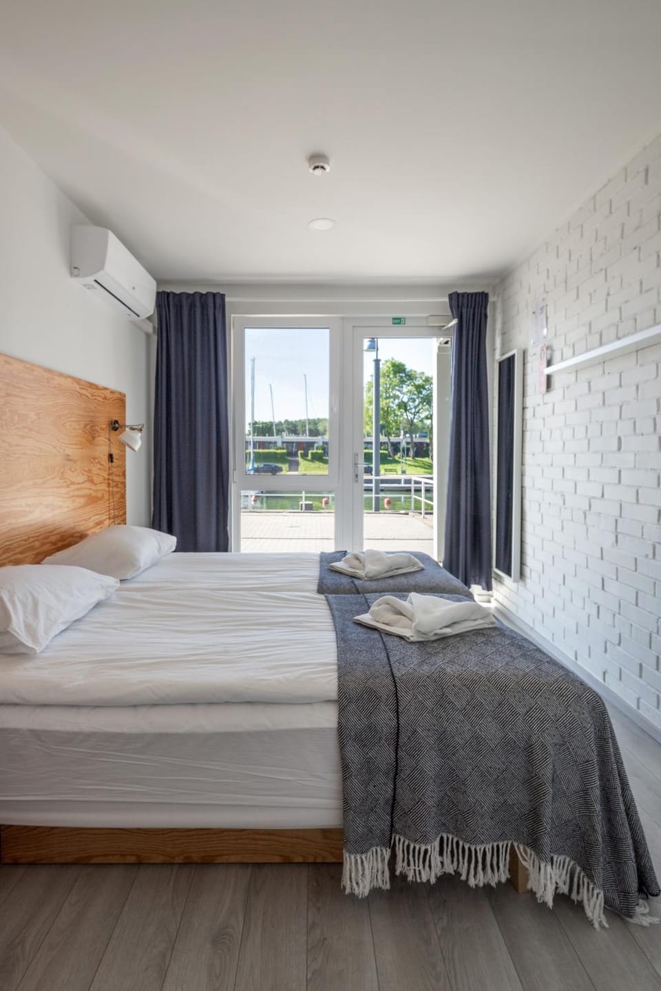 Property building, Bed, View (from property/room), View (from property/room), Photo of the whole room, Bedroom, Garden view, Inner courtyard view, towels