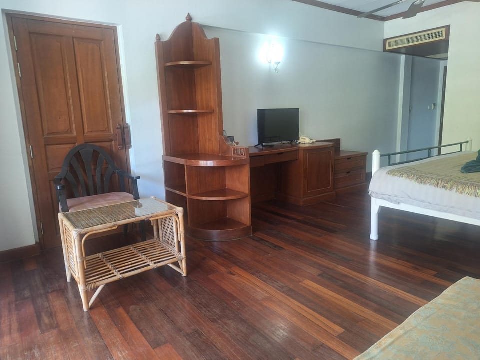 Bed, TV and multimedia, Photo of the whole room, Seating area, Bedroom, air conditioner