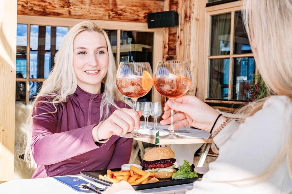 Restaurant/places to eat, Balcony/Terrace, Food and drinks, Dining area, Food, Guests, Lunch, Drinks, Alcoholic drinks, group of guests