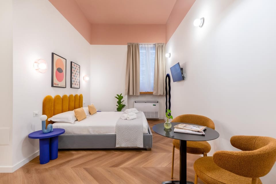 Bed, TV and multimedia, Photo of the whole room, Bedroom