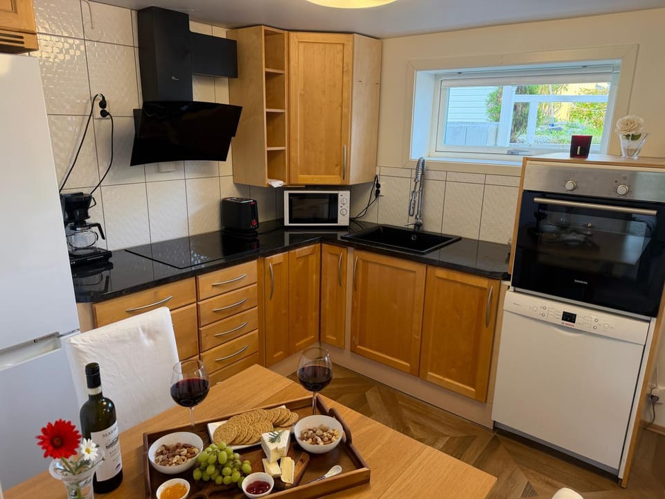 Coffee/tea facilities, Food and drinks, Dining area, Food, dishwasher, oven, stove, toaster