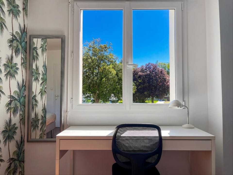 Seating area, internet, internet, internet