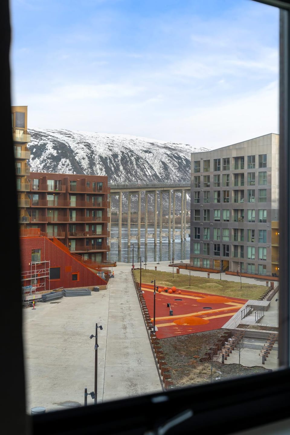 Property building, Nearby landmark, Day, Natural landscape, Winter, City view, Mountain view, Location
