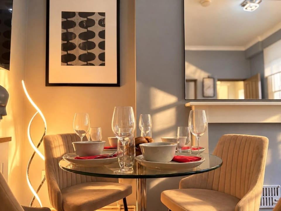 Living room, Food and drinks, Seating area, Dining area, Food, Drinks