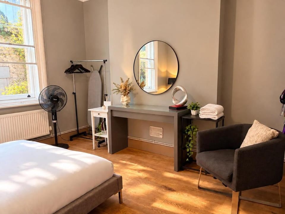 Bed, Living room, Photo of the whole room, Seating area, Bedroom