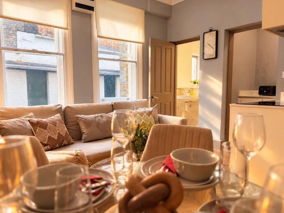 Coffee/tea facilities, Kitchen or kitchenette, Living room, Seating area, Dining area