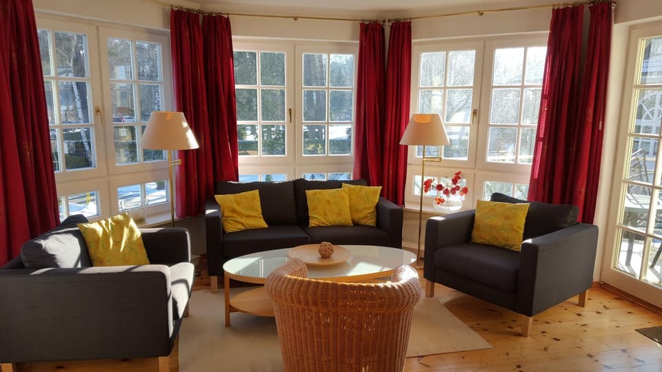 Living room, Seating area