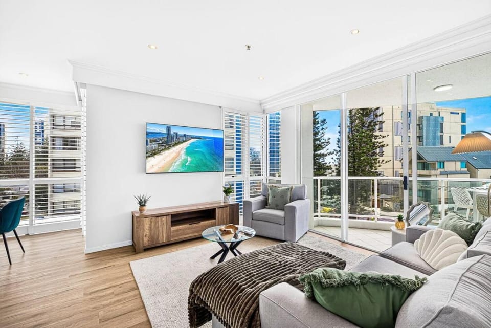 Pacific Views Beachfront 2BR Apartment with Parking, Pool, Views Apartment in Surfers Paradise