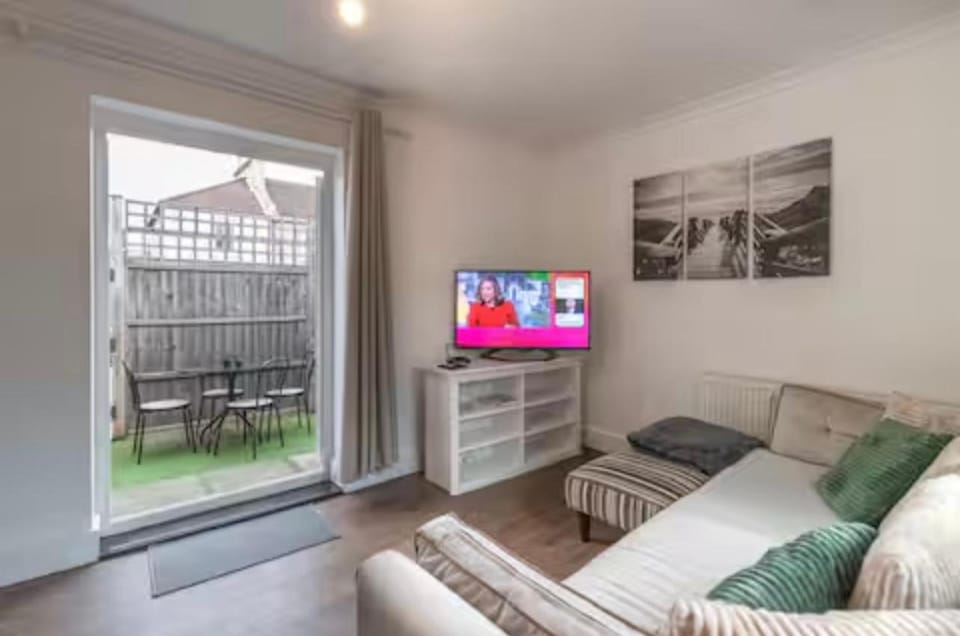 3-Bed Bromley Home, Free Parking, Easy London Access House in Bromley