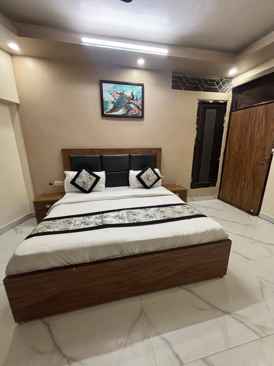 Bed, Photo of the whole room, Bedroom, towels, wardrobe