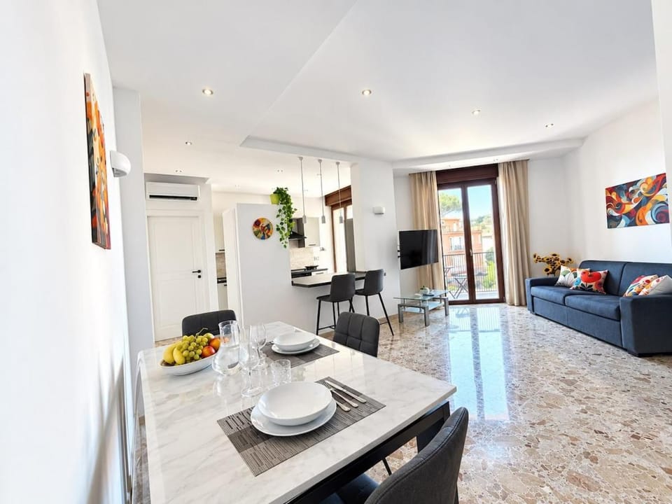 TV and multimedia, Living room, Photo of the whole room, Dining area