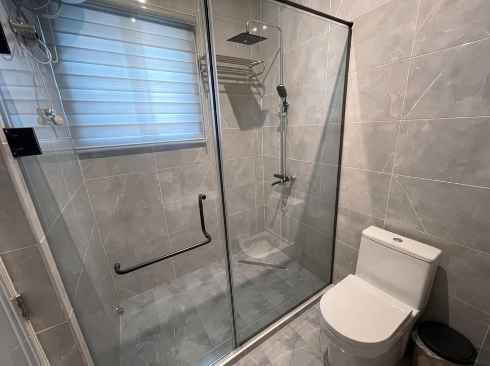 Shower, Toilet, Bathroom, bidet, towels