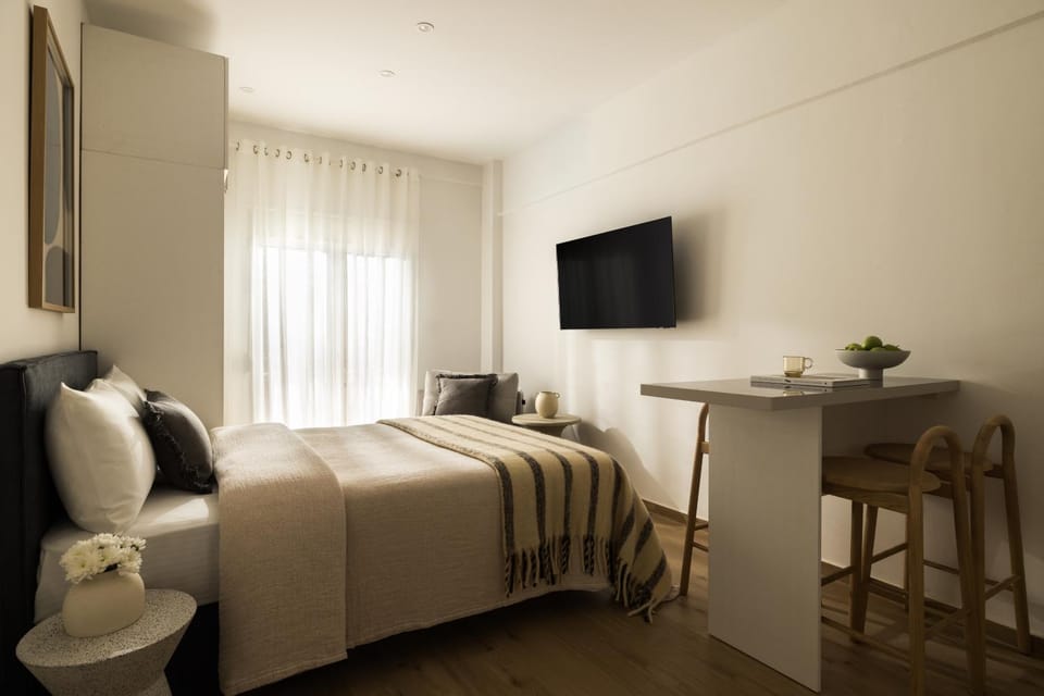Bed, TV and multimedia, Photo of the whole room, Seating area, Dining area, Bedroom