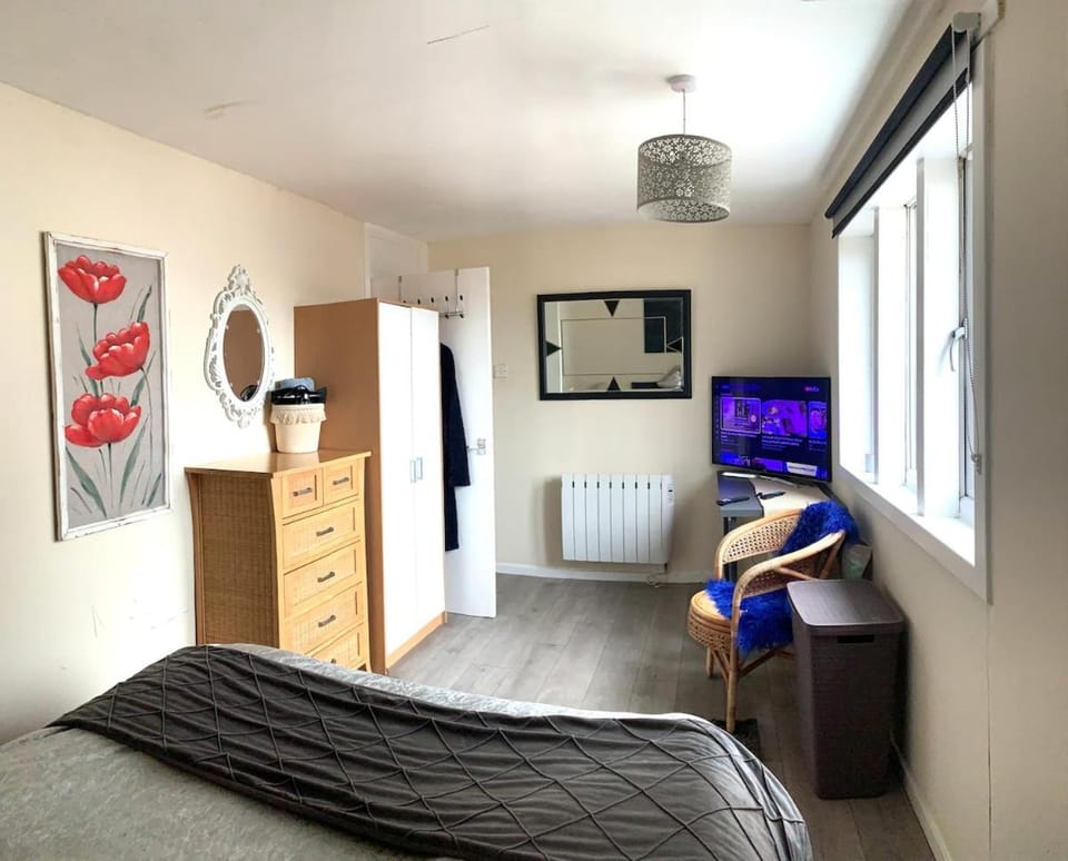 Irvine spacious 2 bed gr fl flat w patio & parking Apartment in Scotland