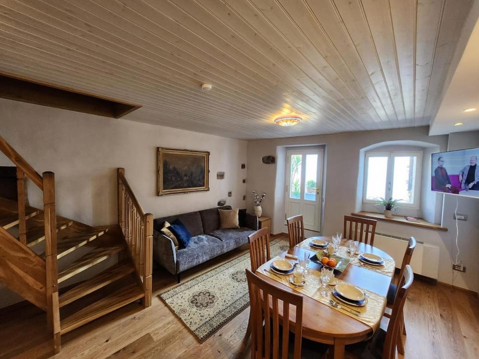 Nobiallo Townhouse - lakefront House in Menaggio