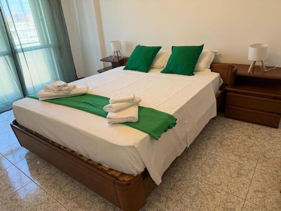 GrandCentral your Gateway to Everywhere 4Bedr2Bath Apartment in Bologna