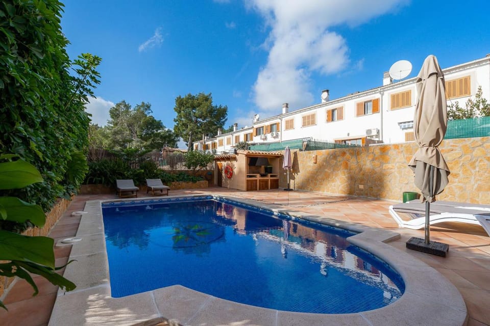 Swimming pool, sunbed