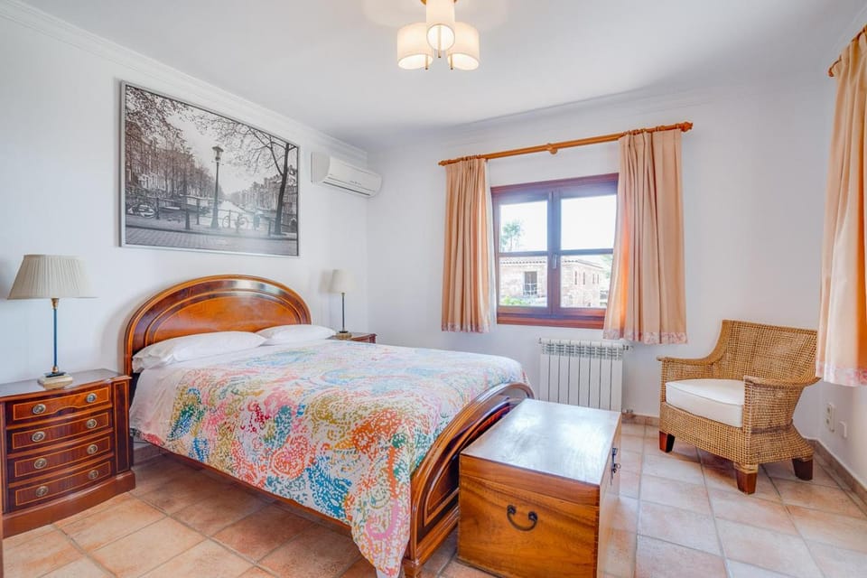 Bed, Photo of the whole room, Bedroom