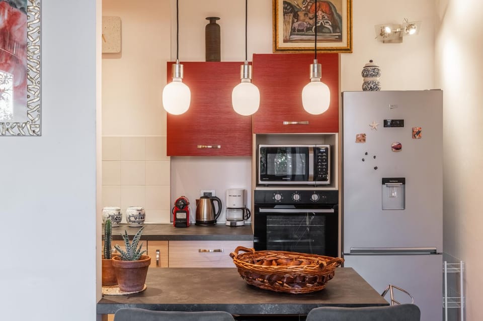 Coffee/tea facilities, Kitchen or kitchenette, dishwasher, oven, stove