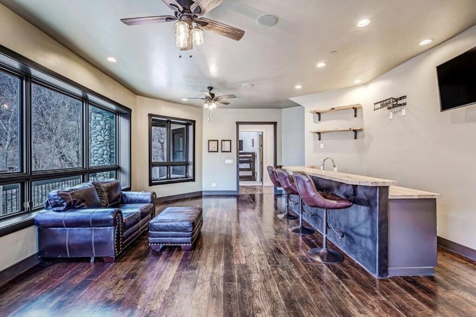 Riverside chalet with fireplace & BBQ grill Villa in Snowmass