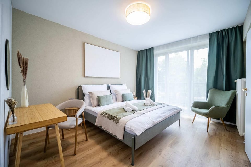 Bed, Photo of the whole room, Seating area, Bedroom, towels