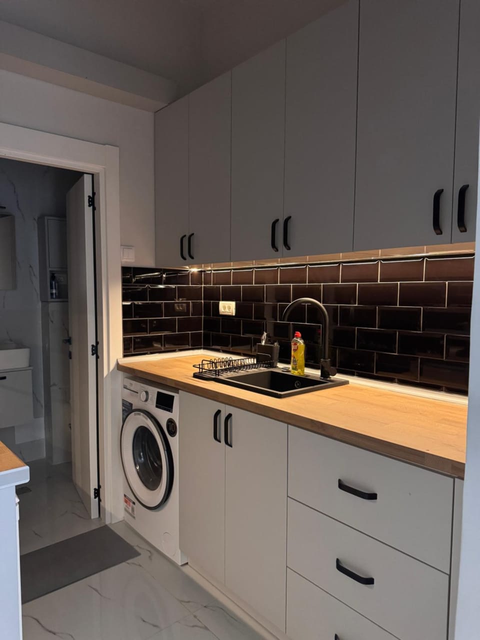 Kitchen or kitchenette, stove, washing machine