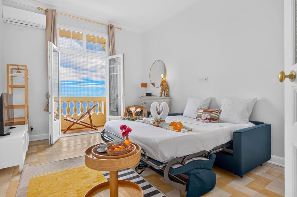 Bed, Living room, Photo of the whole room, Seating area, Dining area, Bedroom, Sea view