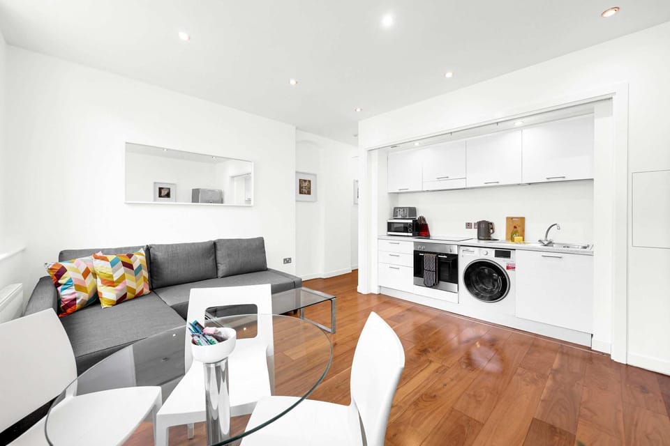 4SH one bed flat sleeps 4 in Holborn Apartment in London Borough of Camden