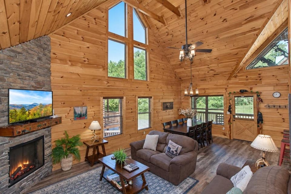 Creekside Lodge Hot Tub Grill Fireplace GAMES House in Pigeon Forge