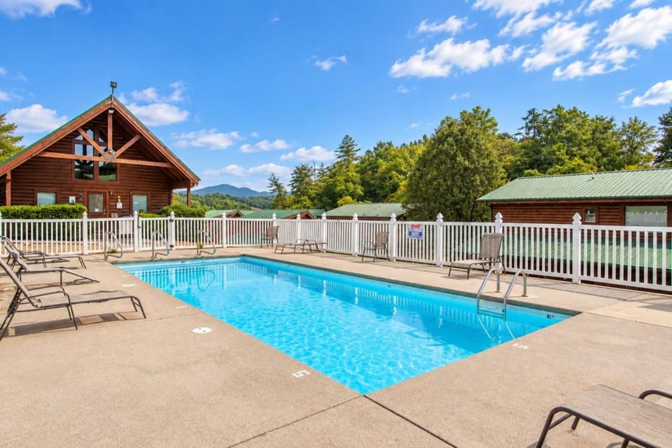 Creekside Lodge Hot Tub Grill Fireplace GAMES House in Pigeon Forge