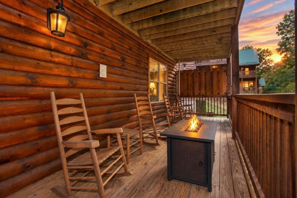 Creekside Lodge Hot Tub Grill Fireplace GAMES House in Pigeon Forge