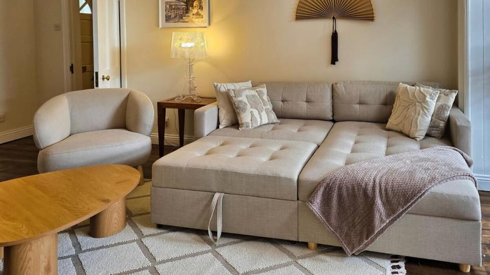 Large & Charming Country Lodge by Malahide Castle House in Malahide
