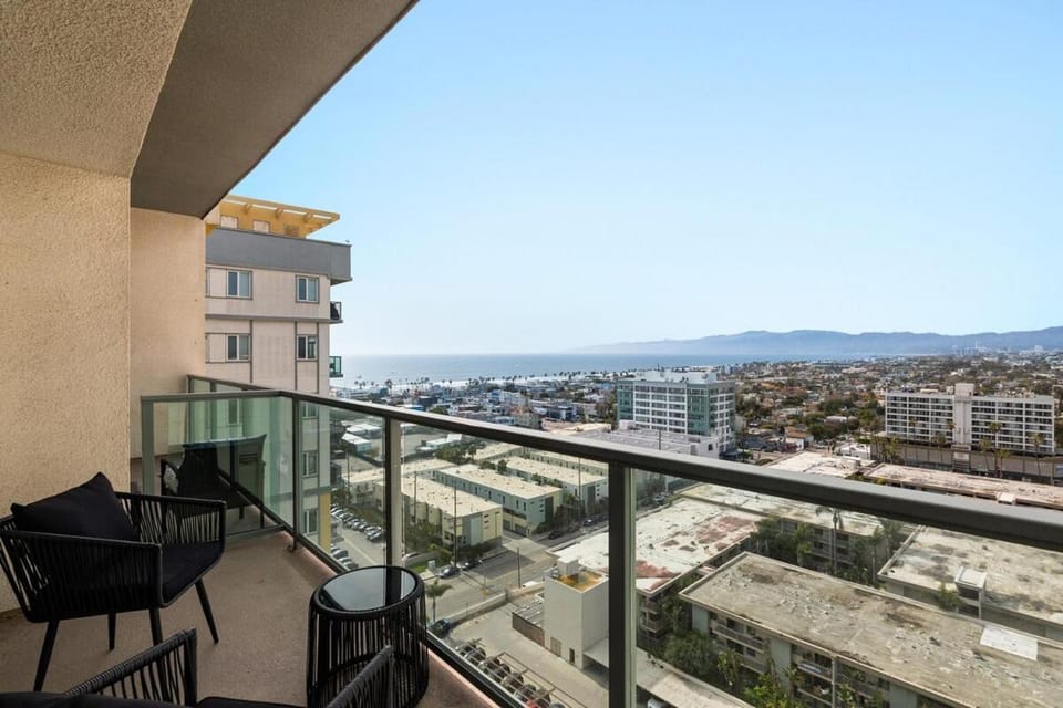 Sunset Pearl Full Ocean Views Pool Gym Parking Available Apartment in Marina del Rey