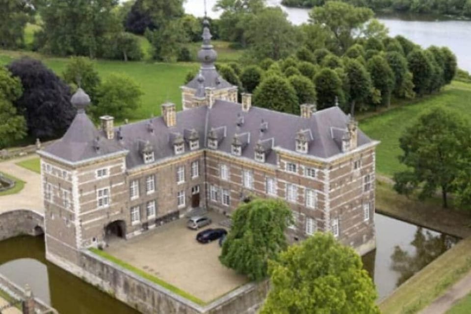 Authentic luxury group stay 23p near Maastricht Apartment in Limburg (province)
