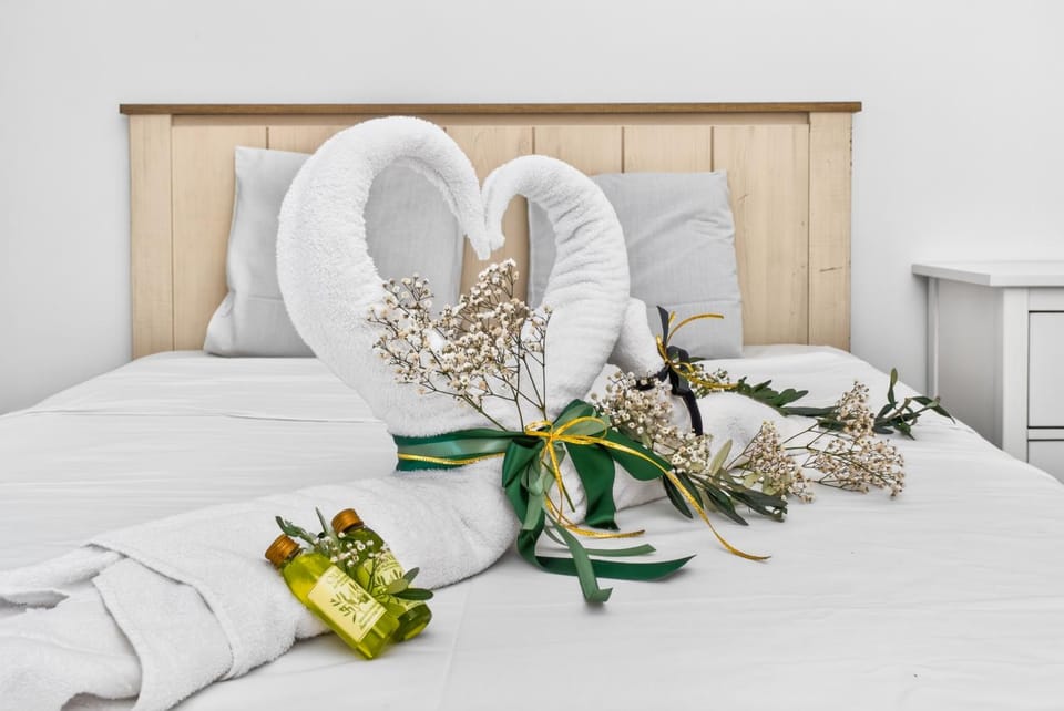 Bed, Photo of the whole room, Bedroom, towels
