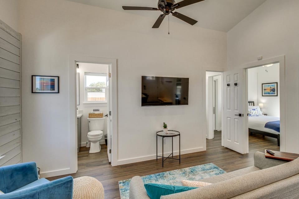 Modern Cottage, Sunset Views, 3 Mi to RP Beach House in Rockport