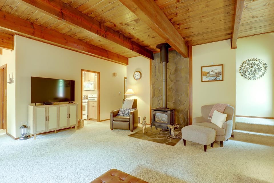Hike, Ski & Soak! Mt. Hood Getaway w/ Hot Tub House in Mount Hood Village