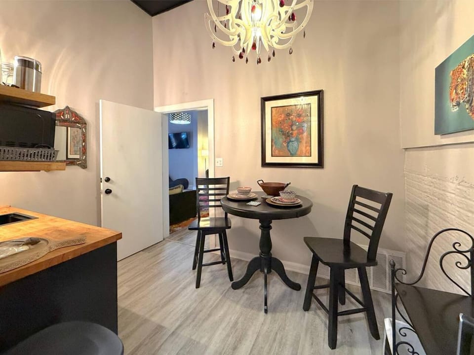 Eureka on Main Velvet Suite 102 Apartment in Eureka Springs