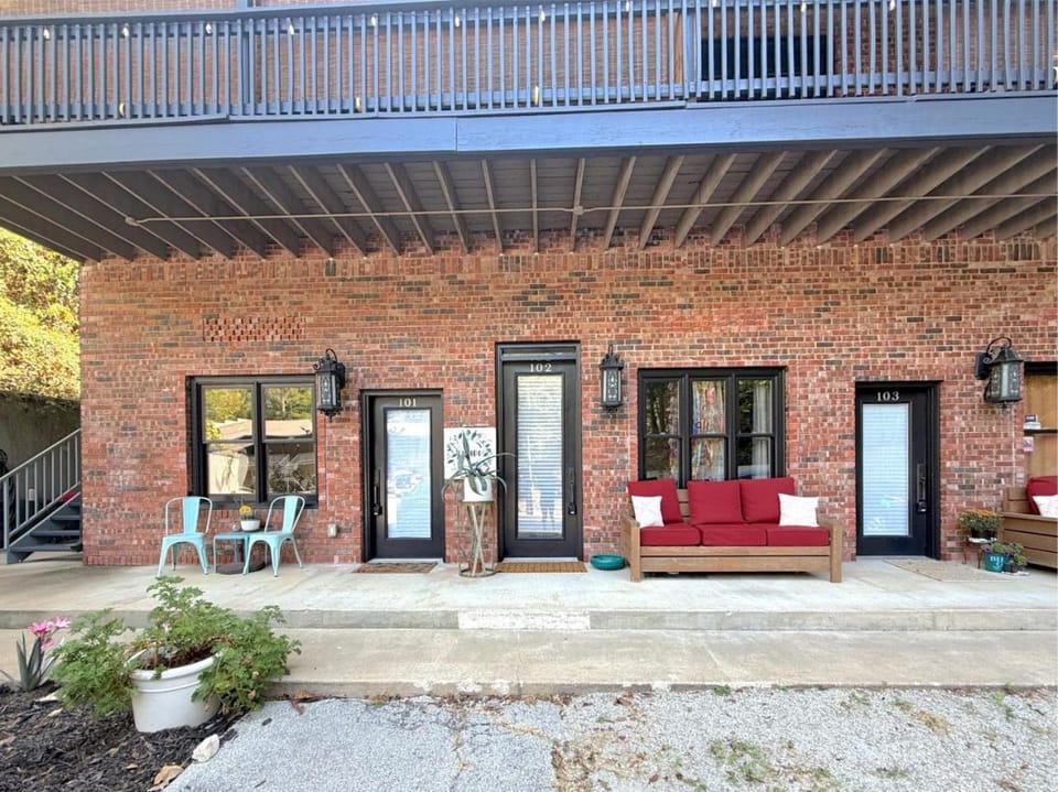 Eureka on Main Velvet Suite 102 Apartment in Eureka Springs