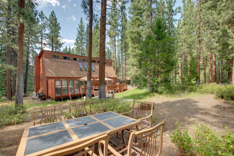 Near Heavenly & Lake Tahoe! Mountain Home, Hot Tub House in South Lake Tahoe